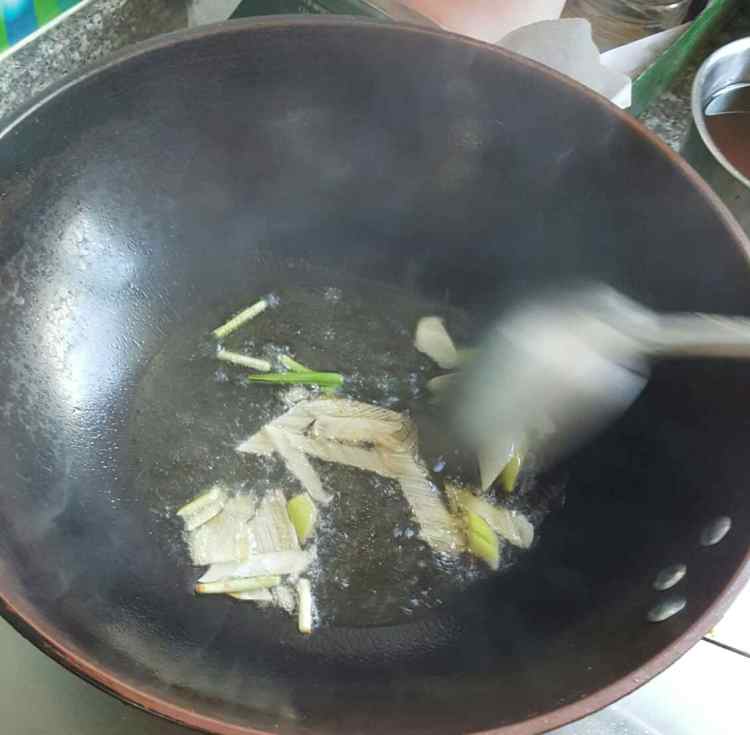 西红柿蘑菇炒鸡蛋步骤3