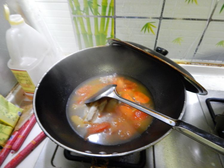 西红柿排骨玉片汤步骤5
