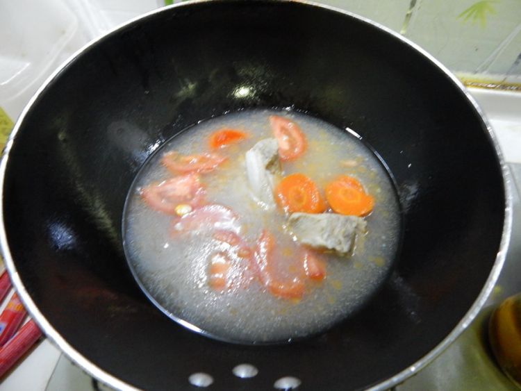 西红柿排骨玉片汤步骤4