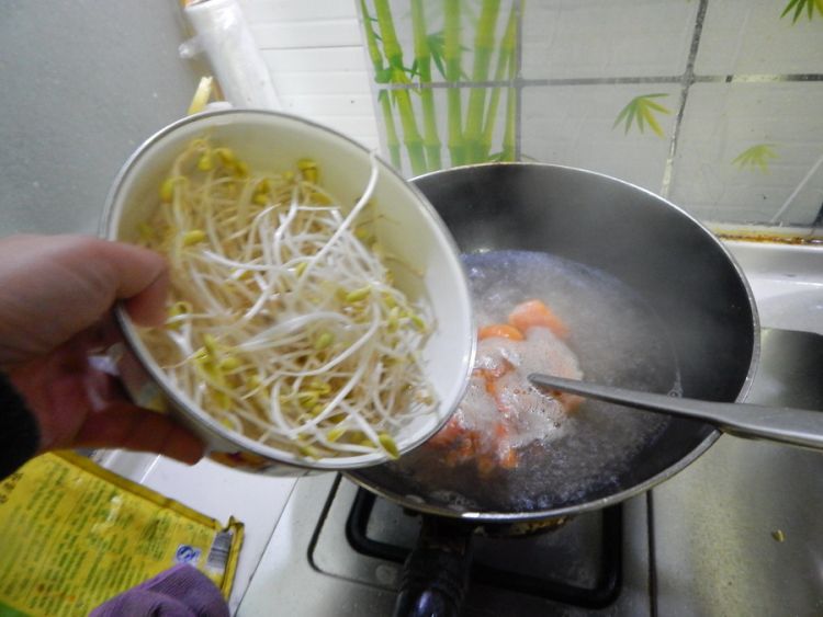 西红柿豆芽粉丝汤步骤5