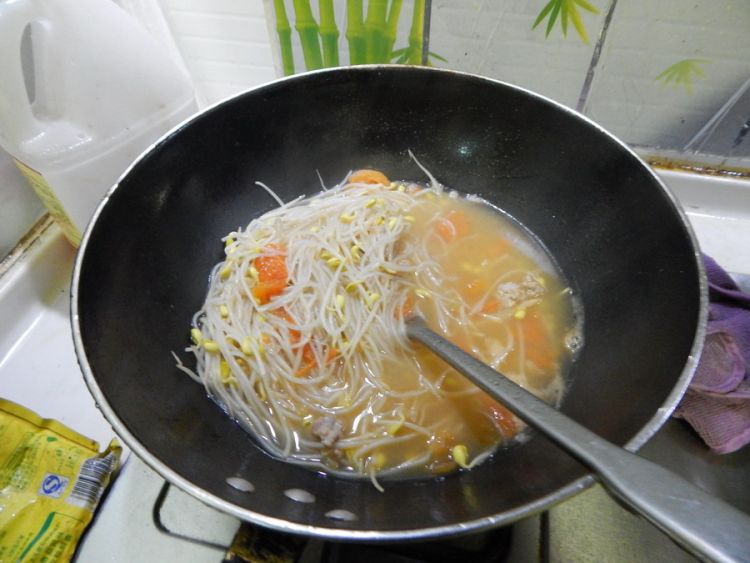 西红柿豆芽粉丝汤步骤8