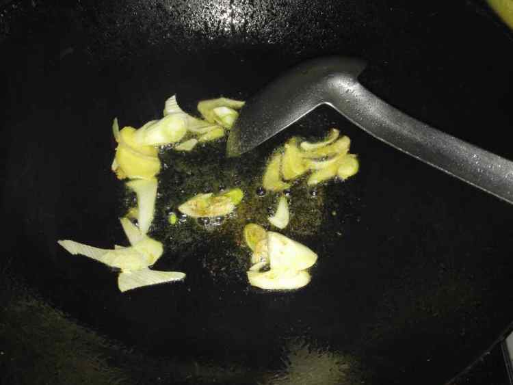 土豆片炒西红柿青椒步骤5