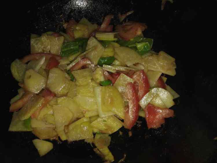 土豆片炒西红柿青椒步骤8