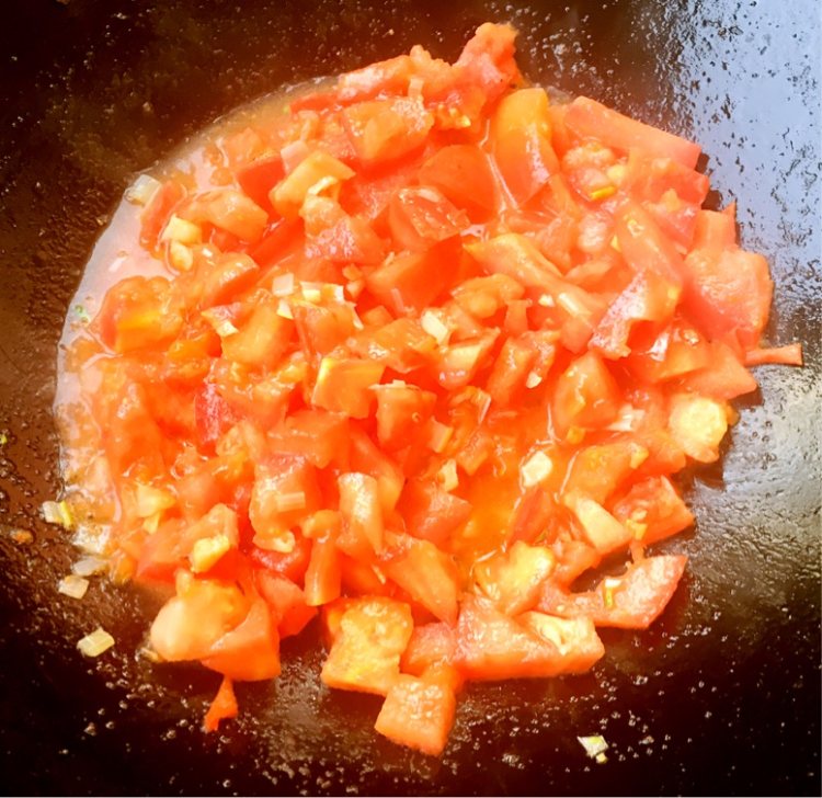 西红柿鸡蛋木耳炒米线步骤12