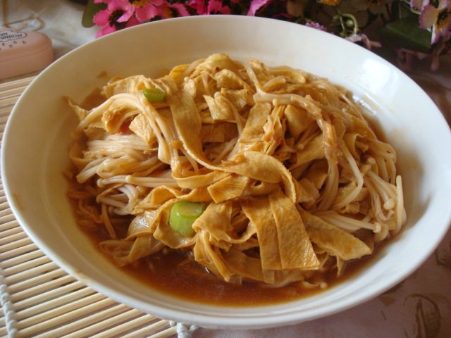 油豆皮炒金针菇步骤7