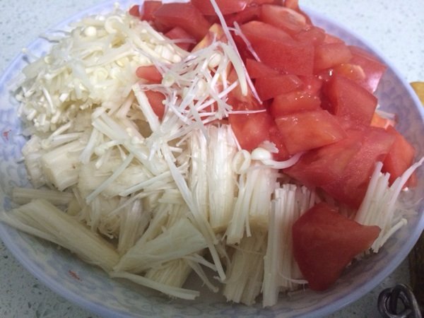 番茄金针菇炒肉步骤1