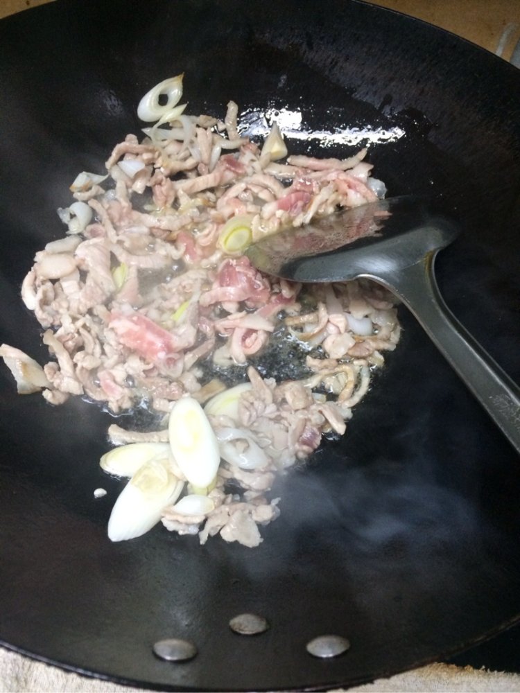 番茄金针菇炒肉步骤3