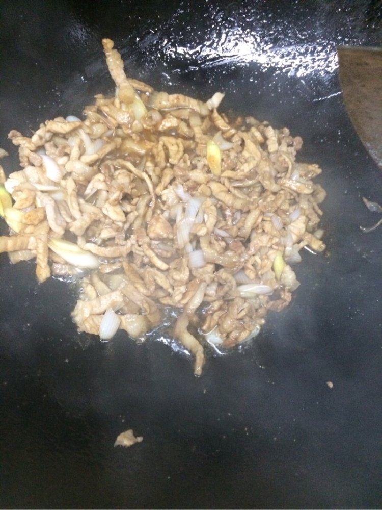 番茄金针菇炒肉步骤4