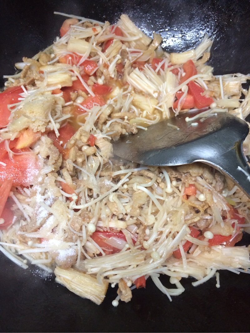 番茄金针菇炒肉步骤6