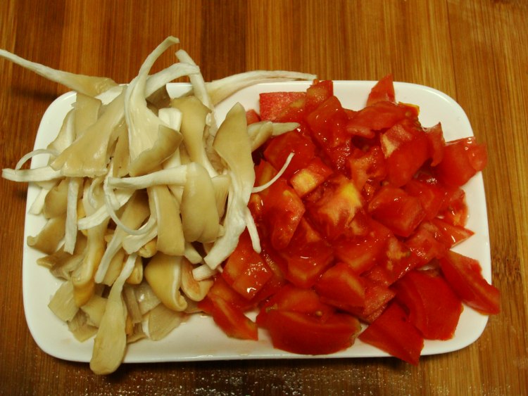 番茄平菇肉丝面步骤1