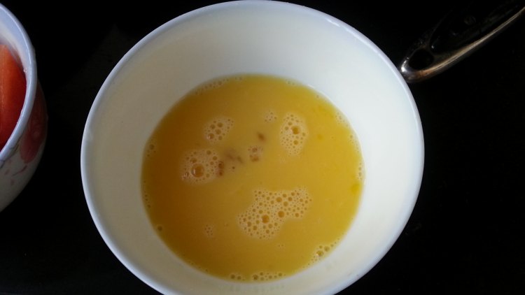 鸡蛋西红柿紫菜汤步骤1