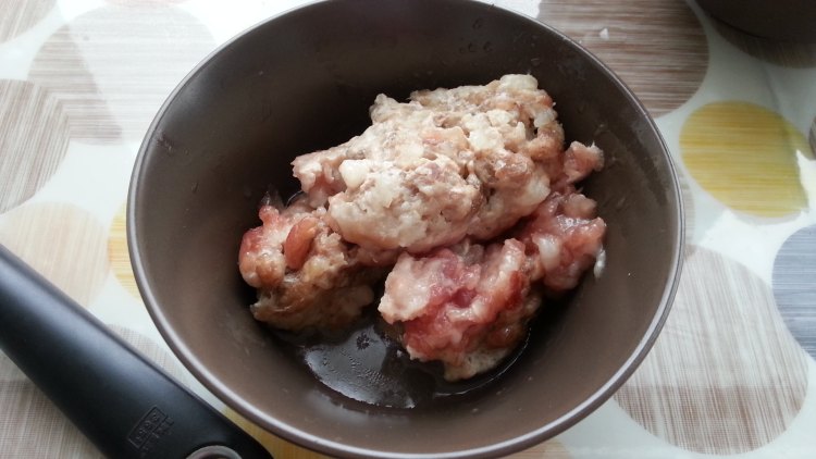 香草西红柿肉酱步骤1