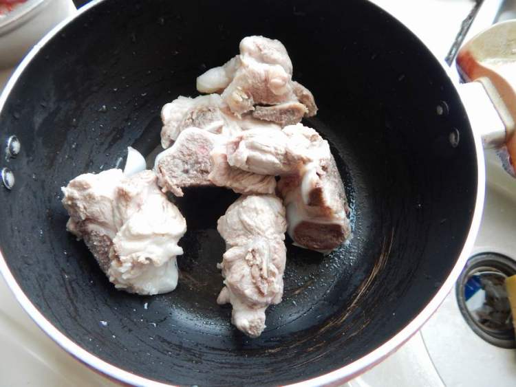 番茄藕大骨汤步骤4