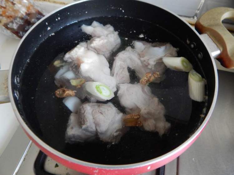 番茄藕大骨汤步骤6