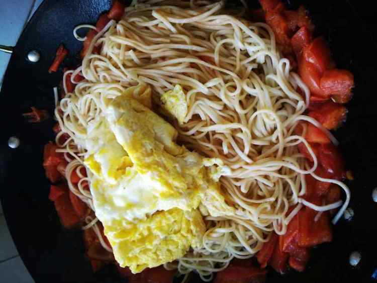 番茄鸡蛋炒面步骤8