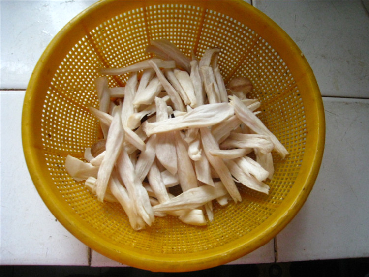 茄汁杏鲍菇肉皮步骤1
