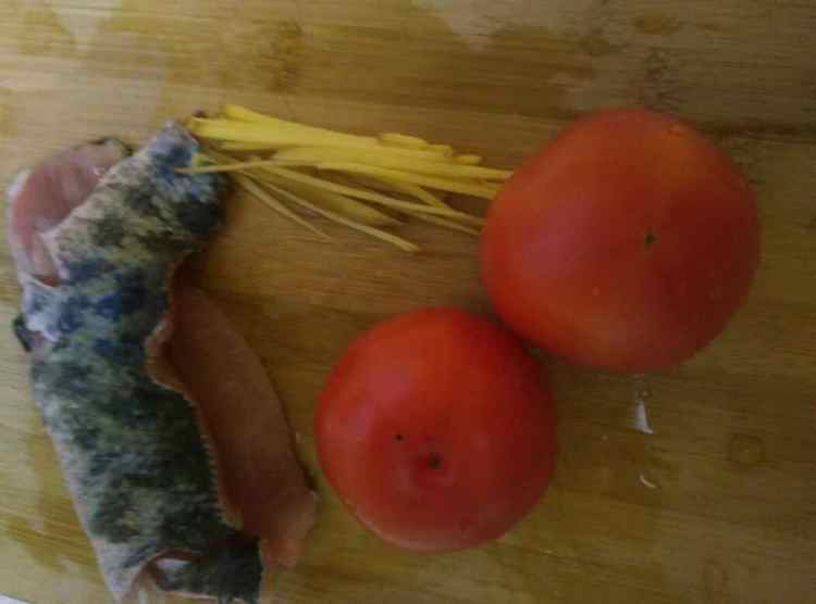 西红柿财鱼片汤步骤1