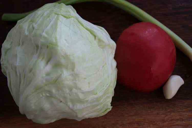 番茄炒圆白菜步骤1