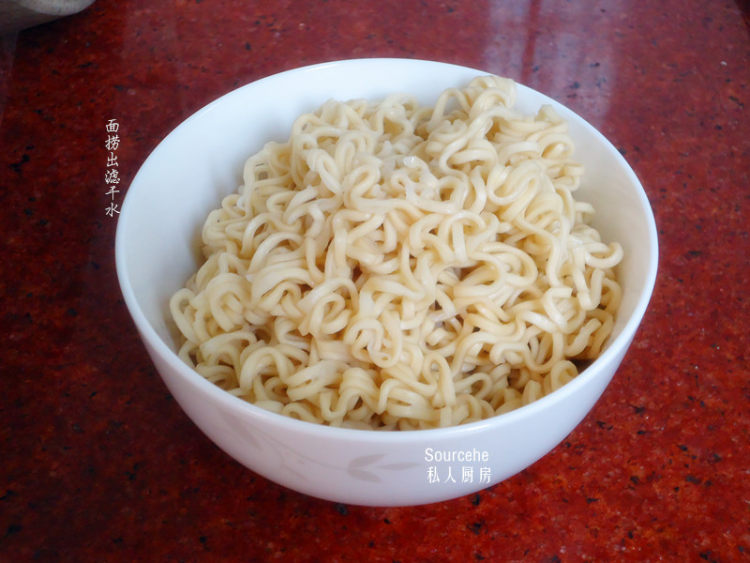 金针菇西红柿面步骤3
