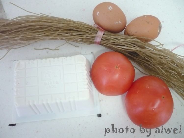 西红柿鸡蛋炖粉条步骤1