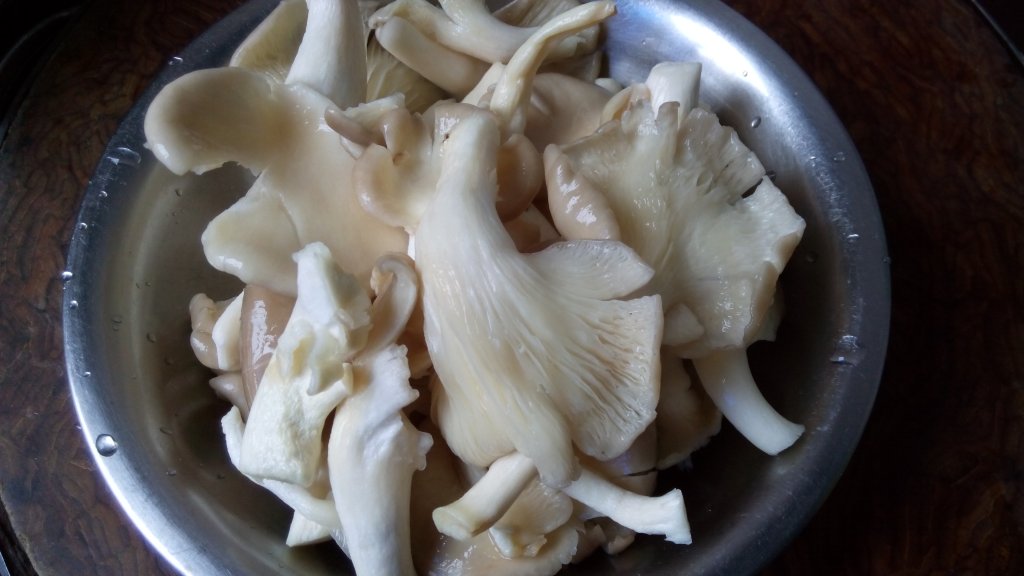 秀珍菇西红柿炒丝瓜步骤3
