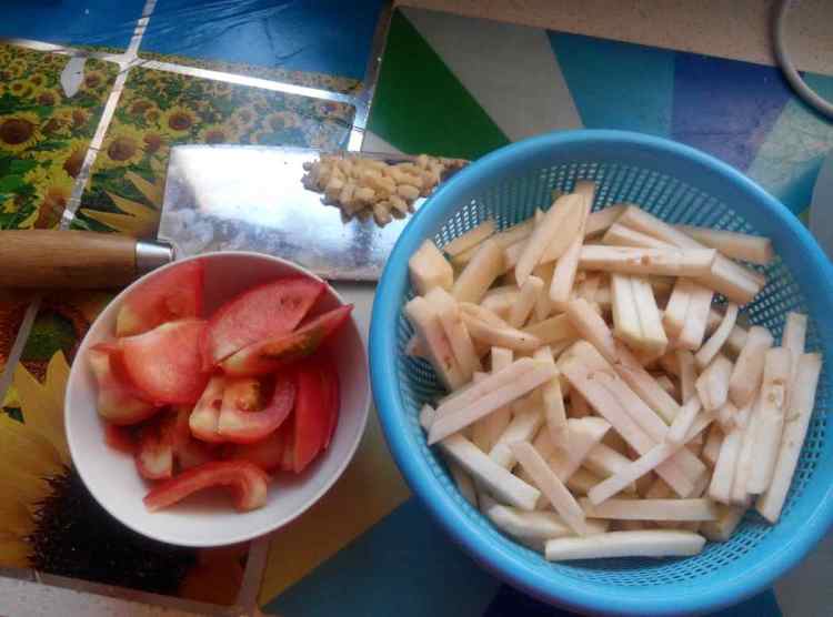 圆茄子炒番茄步骤1