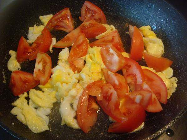西红柿炒鸡蛋豆腐步骤5