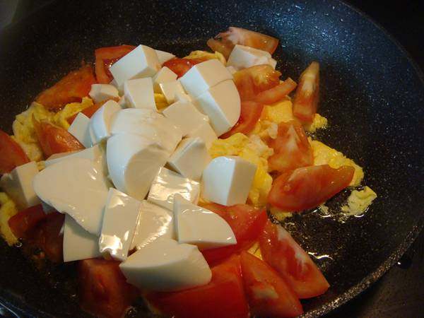 西红柿炒鸡蛋豆腐步骤6
