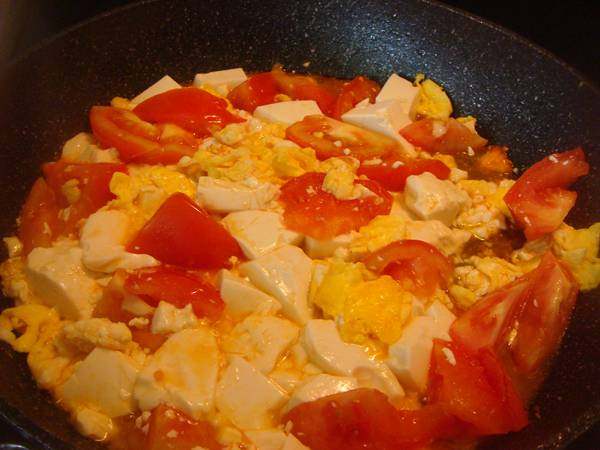 西红柿炒鸡蛋豆腐步骤7
