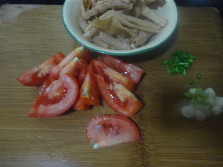 【手工美食】豆皮西红步骤1