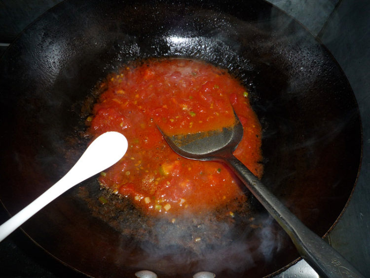 番茄金针菇汤面步骤6