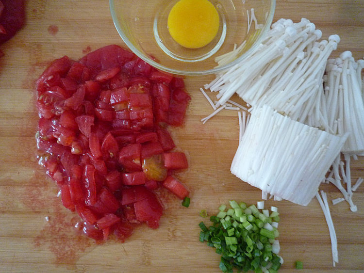番茄金针菇汤面步骤2