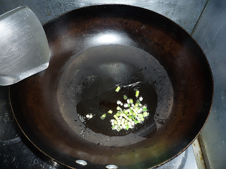 番茄金针菇汤面步骤3
