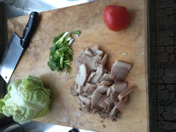 回锅肉炒洋白菜步骤1