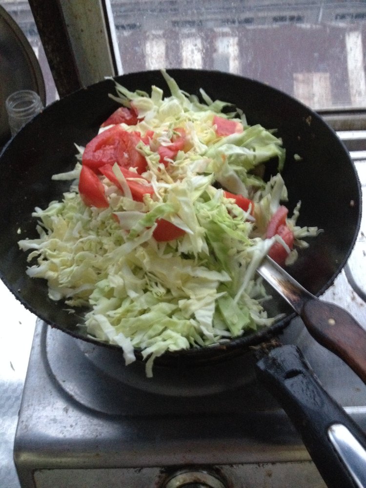 回锅肉炒洋白菜步骤7