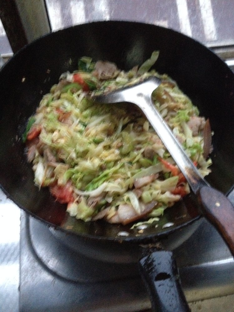 回锅肉炒洋白菜步骤9