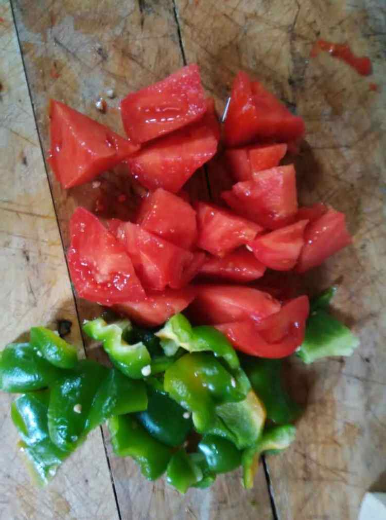 西红柿青椒烩豆腐步骤2