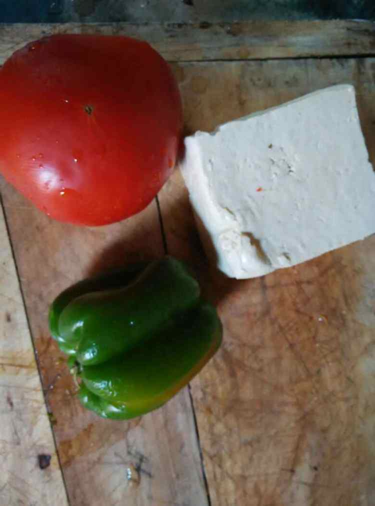 西红柿青椒烩豆腐步骤1