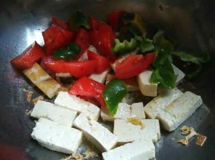 西红柿青椒烩豆腐步骤8