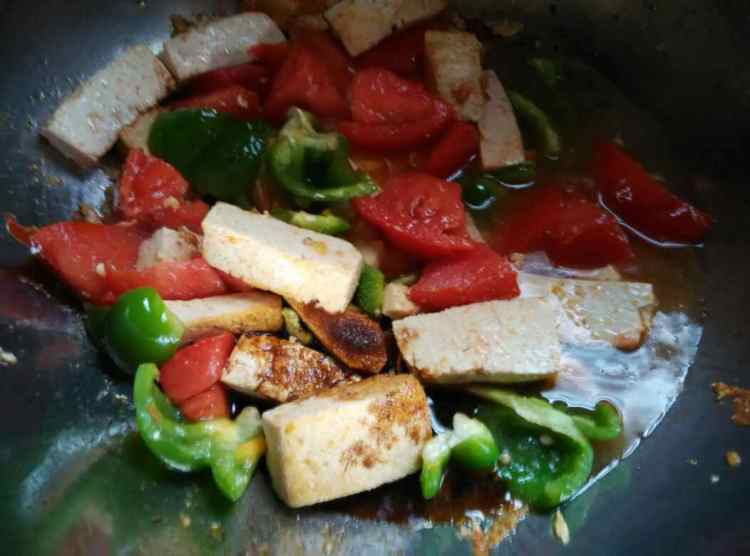 西红柿青椒烩豆腐步骤9