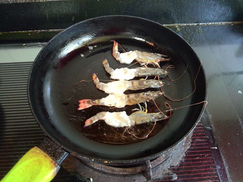 葱香竹节虾步骤5