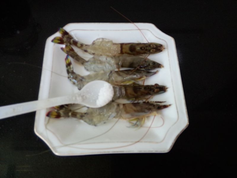 葱香竹节虾步骤3