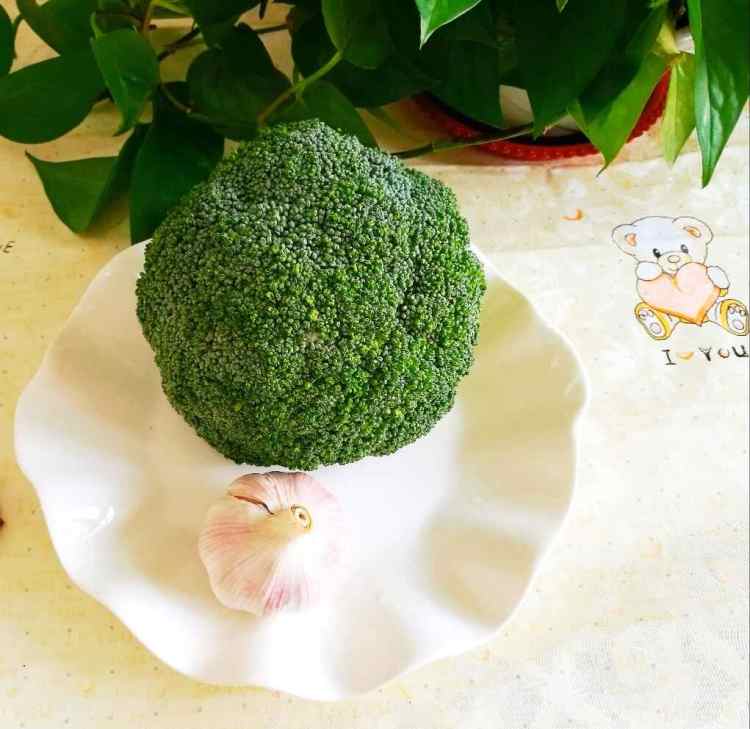 炝拌西兰花步骤1