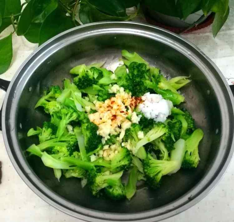 炝拌西兰花步骤5
