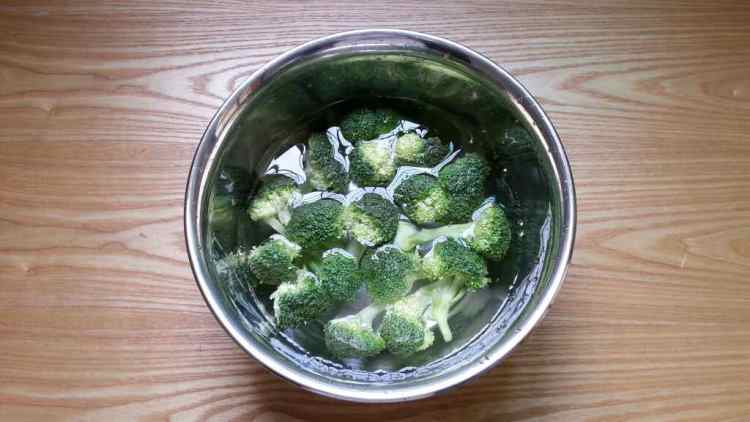 西兰花番茄肉丸汤步骤2