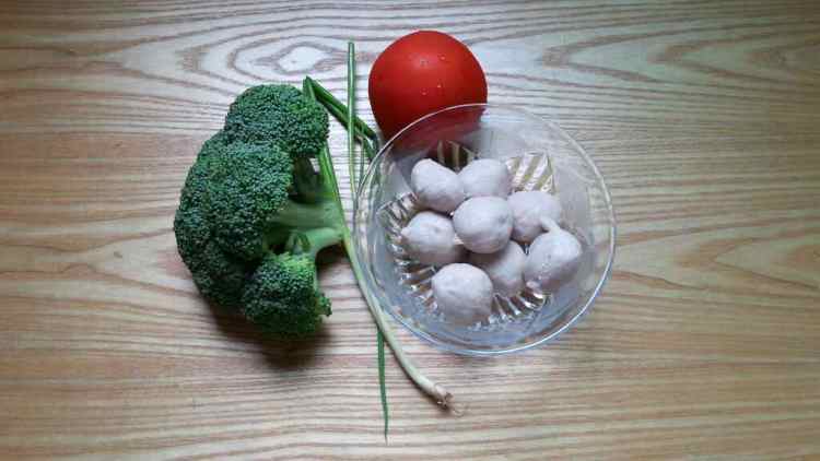 西兰花番茄肉丸汤步骤1
