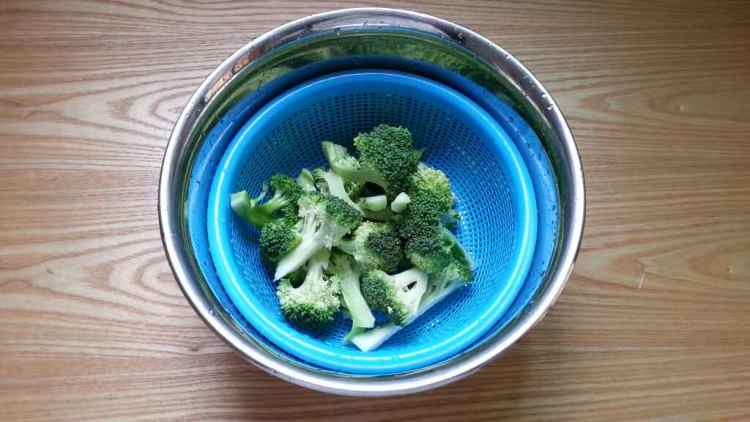 西兰花番茄肉丸汤步骤3