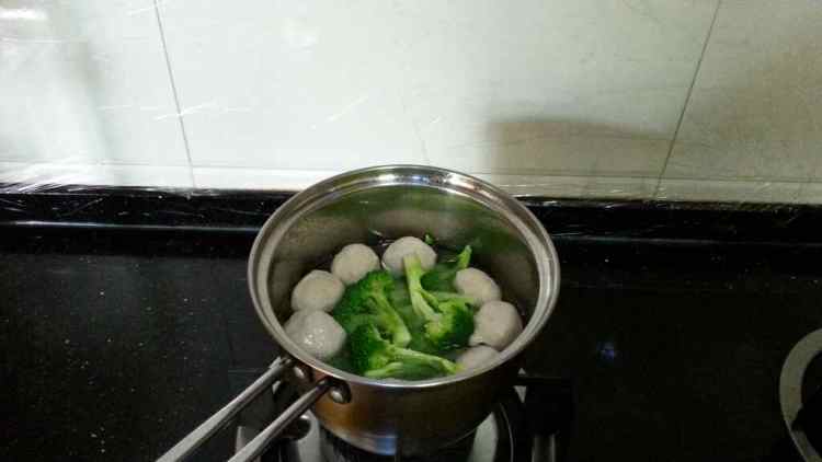 西兰花番茄肉丸汤步骤7