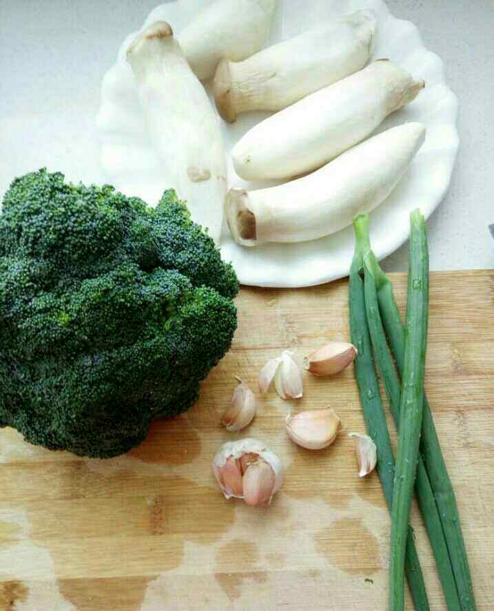 西兰花蚝油杏鲍菇步骤1