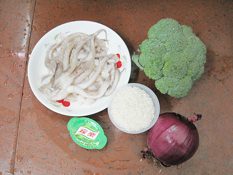 洋葱鲜鱿炖饭步骤1